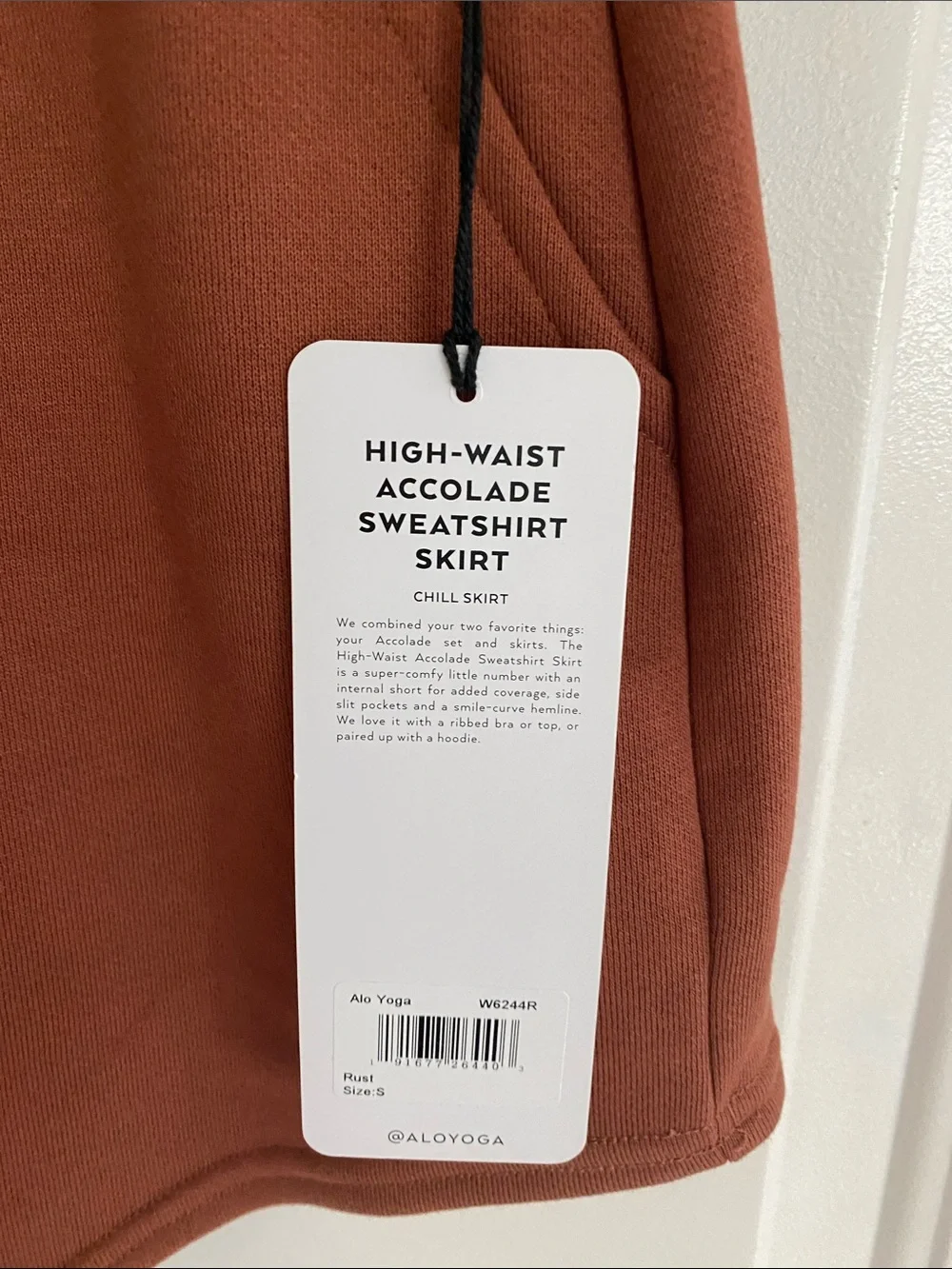 Alo Yoga High-Waist Accolade Sweatshirt Skirt in Rust